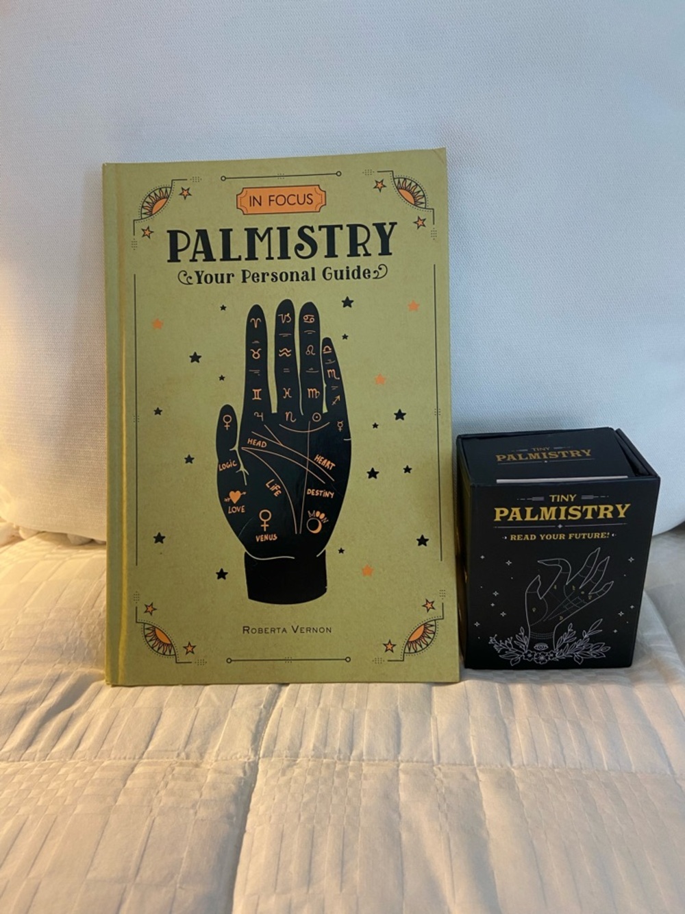 Palmistry: Your Personal Guide Book and Palmistry Kit